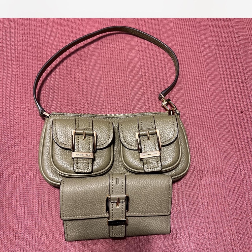 Michael Kors Green Shoulder Bag with Gold Accents - Picture 3 of 6